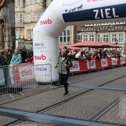 05.10.2025 - 20. swb-Marathon Bremen Yannick Fuchs http://msf.ph/oto/9226912 05.10.2025 11:00:59 Ziel 9327, 9389, 9827, 10182, 10571, 10690, 11155 meine-sportfotos.de