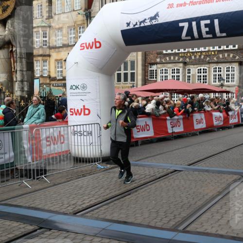 05.10.2025 - 20. swb-Marathon Bremen Yannick Fuchs http://msf.ph/oto/9226917 05.10.2025 11:00:59 Ziel 9327, 9389, 9827, 10182, 10571, 10690, 11155 meine-sportfotos.de