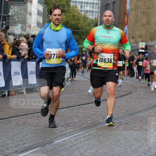 05.10.2025 - 20. swb-Marathon Bremen Strokosch-Dieckow http://msf.ph/oto/9226920 05.10.2025 10:49:36 Ziel 9626, 9627, 10170, 10636, 10712, 10726, 10873, 10888, 11579, 11692 meine-sportfotos.de