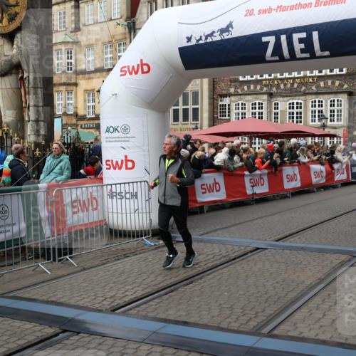 05.10.2025 - 20. swb-Marathon Bremen Yannick Fuchs http://msf.ph/oto/9226922 05.10.2025 11:00:59 Ziel 9327, 9389, 9827, 10182, 10571, 10690, 11155 meine-sportfotos.de