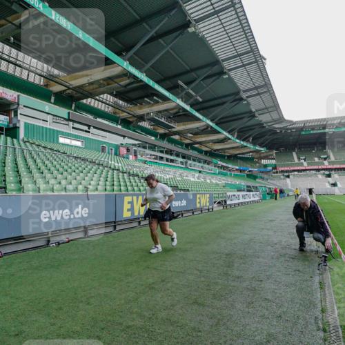05.10.2025 - 20. swb-Marathon Bremen Michael Burmester http://msf.ph/oto/9226939 05.10.2025 11:00:04 Laufen im Stadion  meine-sportfotos.de