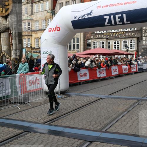 05.10.2025 - 20. swb-Marathon Bremen Yannick Fuchs http://msf.ph/oto/9226942 05.10.2025 11:00:59 Ziel 9327, 9389, 9827, 10182, 10571, 10690, 11155 meine-sportfotos.de