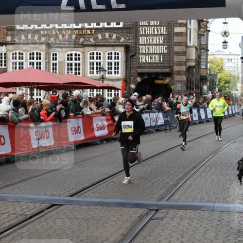 05.10.2025 - 20. swb-Marathon Bremen Yannick Fuchs http://msf.ph/oto/9226948 05.10.2025 11:01:03 Ziel 9600, 10258, 11155 meine-sportfotos.de