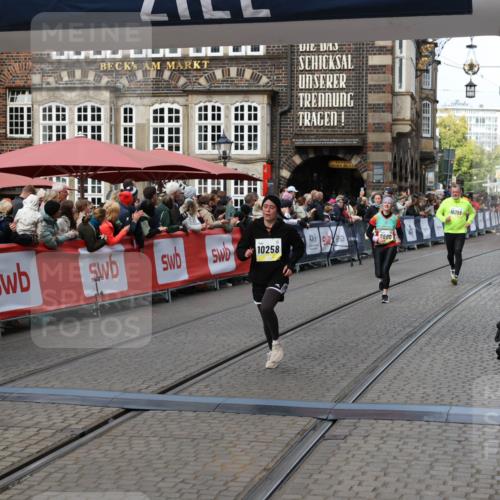 05.10.2025 - 20. swb-Marathon Bremen Yannick Fuchs http://msf.ph/oto/9226958 05.10.2025 11:01:03 Ziel 9600, 10258, 11155 meine-sportfotos.de
