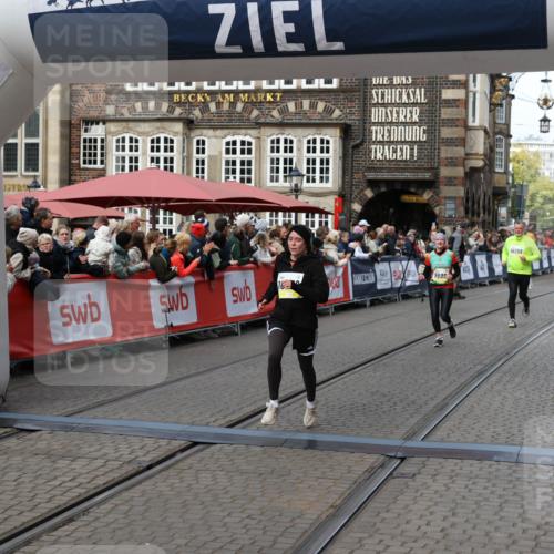 05.10.2025 - 20. swb-Marathon Bremen Yannick Fuchs http://msf.ph/oto/9226970 05.10.2025 11:01:03 Ziel 9600, 10258, 11155 meine-sportfotos.de