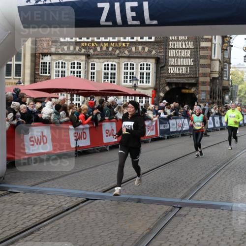 05.10.2025 - 20. swb-Marathon Bremen Yannick Fuchs http://msf.ph/oto/9226971 05.10.2025 11:01:03 Ziel 9600, 10258, 11155 meine-sportfotos.de