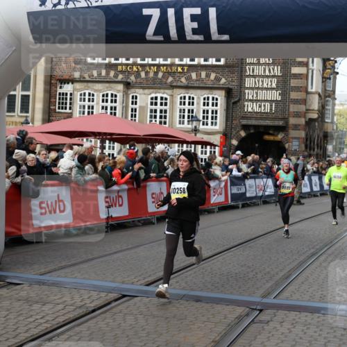 05.10.2025 - 20. swb-Marathon Bremen Yannick Fuchs http://msf.ph/oto/9226976 05.10.2025 11:01:03 Ziel 9600, 10258, 11155 meine-sportfotos.de