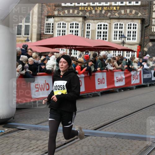05.10.2025 - 20. swb-Marathon Bremen Yannick Fuchs http://msf.ph/oto/9226984 05.10.2025 11:01:04 Ziel 9208, 9600, 10228, 10258, 10359, 11155 meine-sportfotos.de