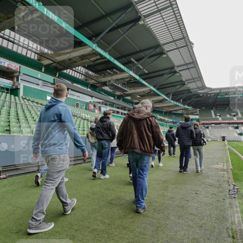 05.10.2025 - 20. swb-Marathon Bremen Michael Burmester http://msf.ph/oto/9227008 05.10.2025 11:29:17 Laufen im Stadion  meine-sportfotos.de