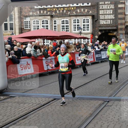 05.10.2025 - 20. swb-Marathon Bremen Yannick Fuchs http://msf.ph/oto/9227030 05.10.2025 11:01:06 Ziel 9208, 9600, 9954, 10228, 10258, 10359 meine-sportfotos.de
