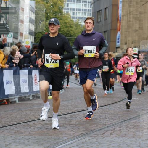05.10.2025 - 20. swb-Marathon Bremen Strokosch-Dieckow http://msf.ph/oto/9227034 05.10.2025 10:49:42 Ziel 9218, 9452, 10170, 10726, 10781, 10873, 11692 meine-sportfotos.de