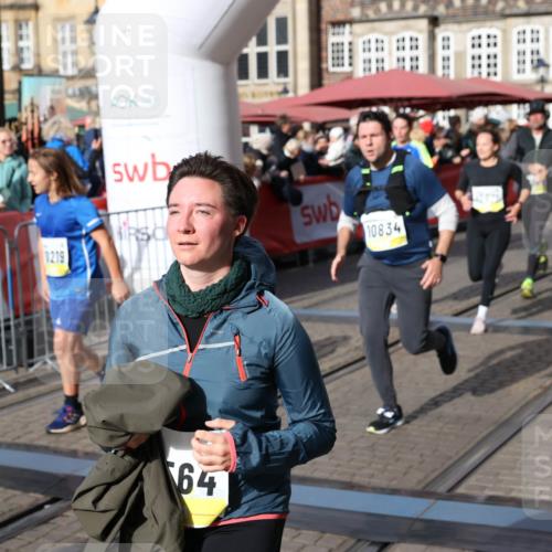 05.10.2025 - 20. swb-Marathon Bremen Yannick Fuchs http://msf.ph/oto/9227035 05.10.2025 10:58:00 Ziel 9221, 9568, 9719, 10219, 10341, 10651, 10703, 10834, 10890, 10975, 11023, 11116, 11301, 11457, 11469, 11564, 11575, 11744 meine-sportfotos.de
