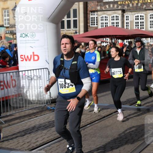 05.10.2025 - 20. swb-Marathon Bremen Yannick Fuchs http://msf.ph/oto/9227044 05.10.2025 10:58:00 Ziel 9221, 9568, 9719, 10219, 10341, 10651, 10703, 10834, 10890, 10975, 11023, 11116, 11301, 11457, 11469, 11564, 11575, 11744 meine-sportfotos.de