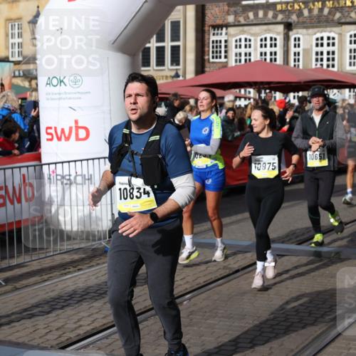 05.10.2025 - 20. swb-Marathon Bremen Yannick Fuchs http://msf.ph/oto/9227048 05.10.2025 10:58:00 Ziel 9221, 9568, 9719, 10219, 10341, 10651, 10703, 10834, 10890, 10975, 11023, 11116, 11301, 11457, 11469, 11564, 11575, 11744 meine-sportfotos.de