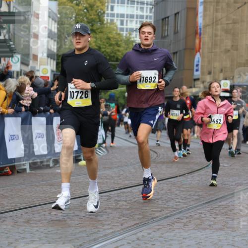 05.10.2025 - 20. swb-Marathon Bremen Strokosch-Dieckow http://msf.ph/oto/9227050 05.10.2025 10:49:42 Ziel 9218, 9452, 10170, 10726, 10781, 10873, 11692 meine-sportfotos.de