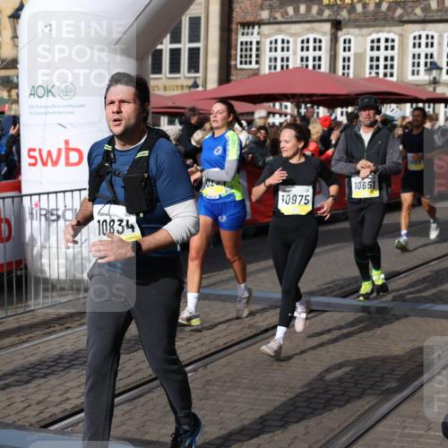 05.10.2025 - 20. swb-Marathon Bremen Yannick Fuchs http://msf.ph/oto/9227054 05.10.2025 10:58:00 Ziel 9221, 9568, 9719, 10219, 10341, 10651, 10703, 10834, 10890, 10975, 11023, 11116, 11301, 11457, 11469, 11564, 11575, 11744 meine-sportfotos.de