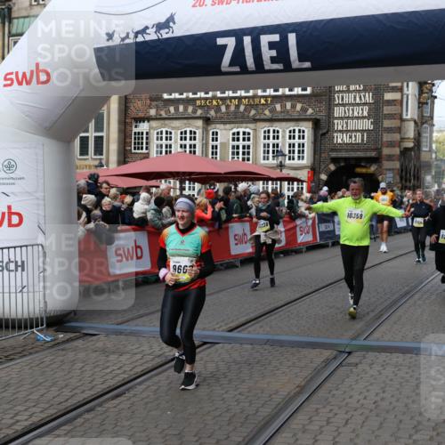 05.10.2025 - 20. swb-Marathon Bremen Yannick Fuchs http://msf.ph/oto/9227059 05.10.2025 11:01:06 Ziel 9208, 9600, 9954, 10228, 10258, 10359 meine-sportfotos.de
