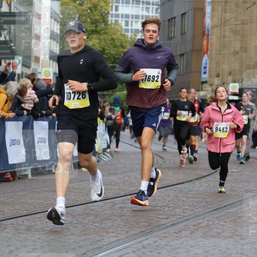 05.10.2025 - 20. swb-Marathon Bremen Strokosch-Dieckow http://msf.ph/oto/9227062 05.10.2025 10:49:42 Ziel 9218, 9452, 10170, 10726, 10781, 10873, 11692 meine-sportfotos.de