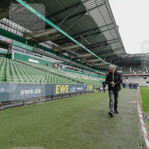 05.10.2025 - 20. swb-Marathon Bremen Michael Burmester http://msf.ph/oto/9227072 05.10.2025 11:30:21 Laufen im Stadion  meine-sportfotos.de