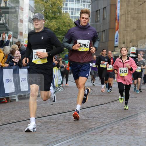 05.10.2025 - 20. swb-Marathon Bremen Strokosch-Dieckow http://msf.ph/oto/9227076 05.10.2025 10:49:42 Ziel 9218, 9452, 10170, 10726, 10781, 10873, 11692 meine-sportfotos.de