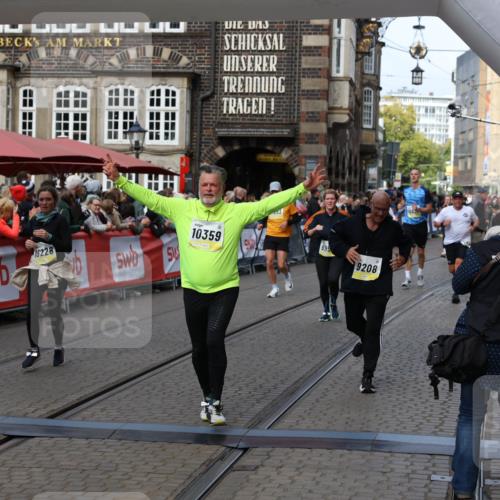 05.10.2025 - 20. swb-Marathon Bremen Yannick Fuchs http://msf.ph/oto/9227084 05.10.2025 11:01:07 Ziel 9208, 9305, 9600, 9954, 10228, 10258, 10359 meine-sportfotos.de