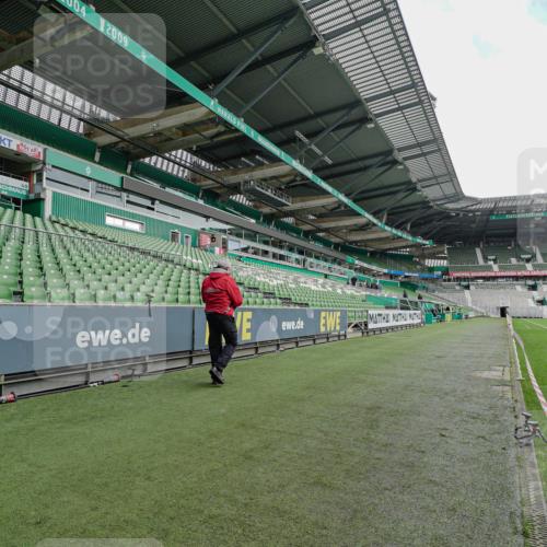 05.10.2025 - 20. swb-Marathon Bremen Michael Burmester http://msf.ph/oto/9227092 05.10.2025 11:32:48 Laufen im Stadion  meine-sportfotos.de