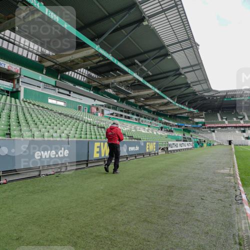 05.10.2025 - 20. swb-Marathon Bremen Michael Burmester http://msf.ph/oto/9227097 05.10.2025 11:32:49 Laufen im Stadion  meine-sportfotos.de