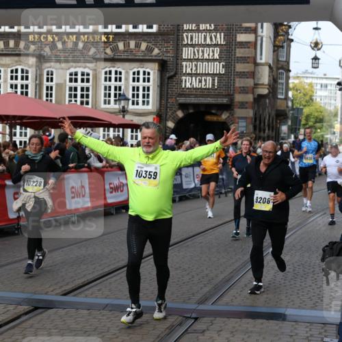 05.10.2025 - 20. swb-Marathon Bremen Yannick Fuchs http://msf.ph/oto/9227098 05.10.2025 11:01:07 Ziel 9208, 9305, 9600, 9954, 10228, 10258, 10359 meine-sportfotos.de