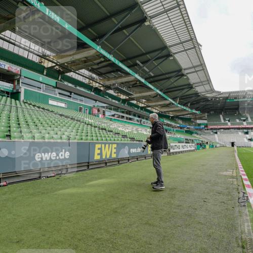 05.10.2025 - 20. swb-Marathon Bremen Michael Burmester http://msf.ph/oto/9227100 05.10.2025 11:38:37 Laufen im Stadion  meine-sportfotos.de
