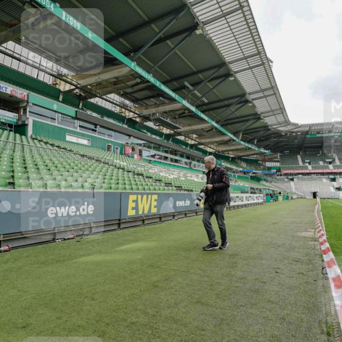 05.10.2025 - 20. swb-Marathon Bremen Michael Burmester http://msf.ph/oto/9227106 05.10.2025 11:38:38 Laufen im Stadion  meine-sportfotos.de
