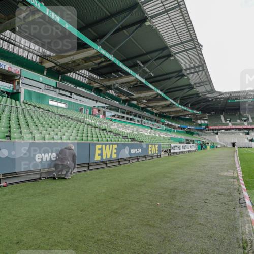 05.10.2025 - 20. swb-Marathon Bremen Michael Burmester http://msf.ph/oto/9227121 05.10.2025 11:49:05 Laufen im Stadion  meine-sportfotos.de