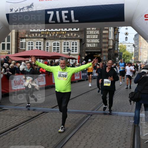05.10.2025 - 20. swb-Marathon Bremen Yannick Fuchs http://msf.ph/oto/9227124 05.10.2025 11:01:08 Ziel 9208, 9305, 9600, 9954, 10228, 10258, 10359, 11053 meine-sportfotos.de