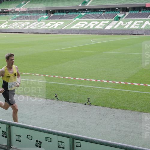 05.10.2025 - 20. swb-Marathon Bremen Michael Burmester http://msf.ph/oto/9227139 05.10.2025 10:19:27 Laufen im Stadion 9320, 9851, 9996, 10247, 10718, 10894, 11130, 11730 meine-sportfotos.de