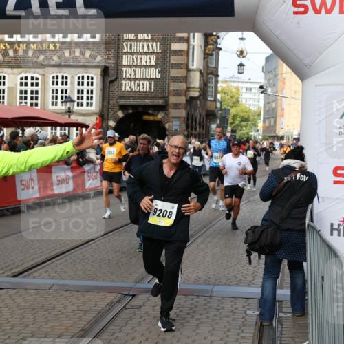 05.10.2025 - 20. swb-Marathon Bremen Yannick Fuchs http://msf.ph/oto/9227140 05.10.2025 11:01:08 Ziel 9208, 9305, 9600, 9954, 10228, 10258, 10359, 11053 meine-sportfotos.de