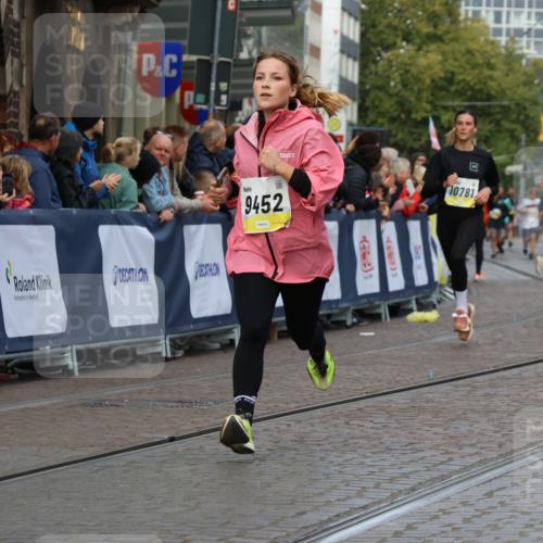 05.10.2025 - 20. swb-Marathon Bremen Strokosch-Dieckow http://msf.ph/oto/9227141 05.10.2025 10:49:45 Ziel 9218, 9369, 9452, 9696, 9761, 9889, 10346, 10726, 10781, 11091, 11692 meine-sportfotos.de