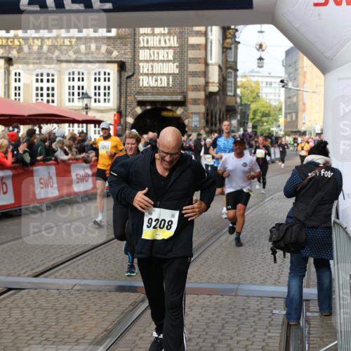 05.10.2025 - 20. swb-Marathon Bremen Yannick Fuchs http://msf.ph/oto/9227162 05.10.2025 11:01:09 Ziel 9208, 9305, 9600, 9954, 10228, 10258, 10359, 10630, 11053 meine-sportfotos.de