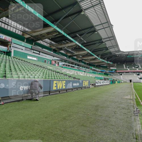 05.10.2025 - 20. swb-Marathon Bremen Michael Burmester http://msf.ph/oto/9227164 05.10.2025 11:49:34 Laufen im Stadion  meine-sportfotos.de