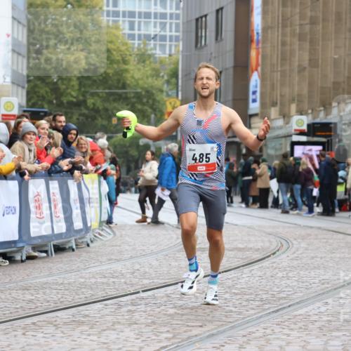 05.10.2025 - 20. swb-Marathon Bremen Strokosch-Dieckow http://msf.ph/oto/9227177 05.10.2025 12:22:06 Ziel 485 meine-sportfotos.de