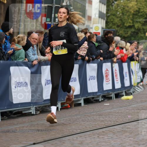 05.10.2025 - 20. swb-Marathon Bremen Strokosch-Dieckow http://msf.ph/oto/9227182 05.10.2025 10:49:47 Ziel 9218, 9369, 9452, 9696, 9761, 9889, 10159, 10346, 10781, 11091, 11749 meine-sportfotos.de