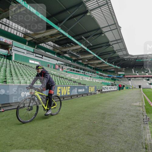 05.10.2025 - 20. swb-Marathon Bremen Michael Burmester http://msf.ph/oto/9227200 05.10.2025 11:50:29 Laufen im Stadion  meine-sportfotos.de