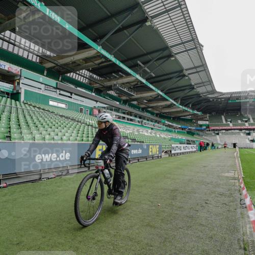05.10.2025 - 20. swb-Marathon Bremen Michael Burmester http://msf.ph/oto/9227207 05.10.2025 11:51:10 Laufen im Stadion 11703 meine-sportfotos.de