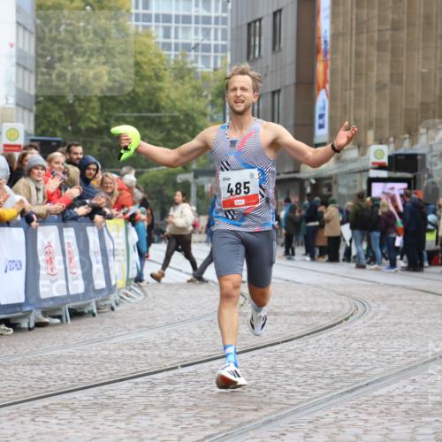 05.10.2025 - 20. swb-Marathon Bremen Strokosch-Dieckow http://msf.ph/oto/9227212 05.10.2025 12:22:06 Ziel 485 meine-sportfotos.de
