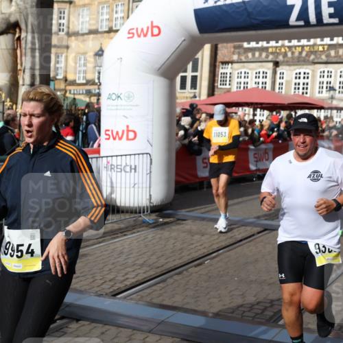 05.10.2025 - 20. swb-Marathon Bremen Yannick Fuchs http://msf.ph/oto/9227219 05.10.2025 11:01:12 Ziel 9208, 9305, 9443, 9600, 9880, 9954, 10228, 10359, 10477, 10630, 11053, 11524, 11719 meine-sportfotos.de