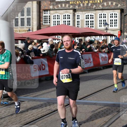 05.10.2025 - 20. swb-Marathon Bremen Yannick Fuchs http://msf.ph/oto/9227222 05.10.2025 10:58:04 Ziel 9221, 9568, 9719, 10219, 10577, 10651, 10703, 10834, 10975, 11023, 11116, 11301, 11469, 11564, 11663 meine-sportfotos.de