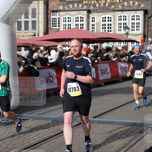 05.10.2025 - 20. swb-Marathon Bremen Yannick Fuchs http://msf.ph/oto/9227226 05.10.2025 10:58:05 Ziel 9221, 9568, 9719, 10577, 10651, 10703, 10793, 10834, 10975, 11023, 11116, 11301, 11469, 11663 meine-sportfotos.de