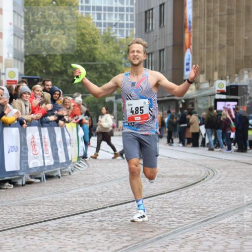 05.10.2025 - 20. swb-Marathon Bremen Strokosch-Dieckow http://msf.ph/oto/9227230 05.10.2025 12:22:06 Ziel 485 meine-sportfotos.de