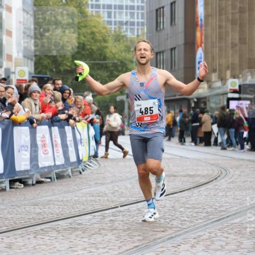 05.10.2025 - 20. swb-Marathon Bremen Strokosch-Dieckow http://msf.ph/oto/9227246 05.10.2025 12:22:06 Ziel 485 meine-sportfotos.de