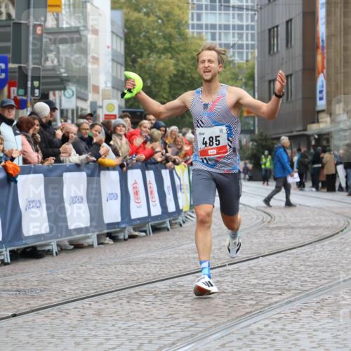 05.10.2025 - 20. swb-Marathon Bremen Strokosch-Dieckow http://msf.ph/oto/9227264 05.10.2025 12:22:07 Ziel 485 meine-sportfotos.de
