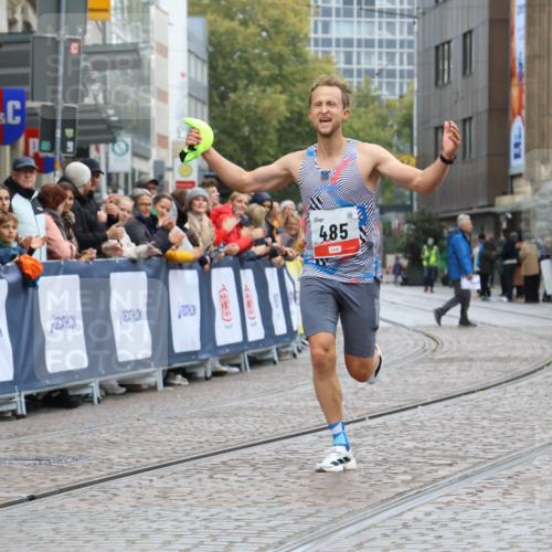 05.10.2025 - 20. swb-Marathon Bremen Strokosch-Dieckow http://msf.ph/oto/9227282 05.10.2025 12:22:07 Ziel 485 meine-sportfotos.de