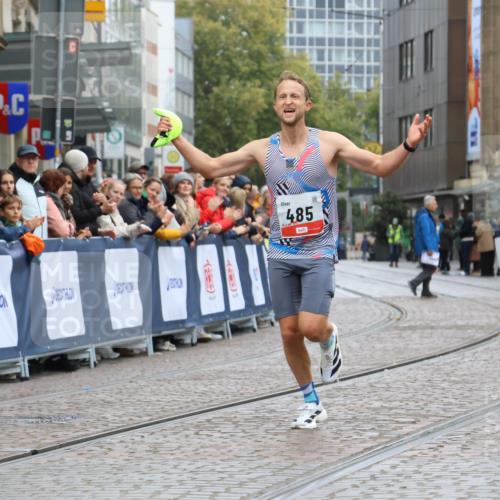 05.10.2025 - 20. swb-Marathon Bremen Strokosch-Dieckow http://msf.ph/oto/9227296 05.10.2025 12:22:07 Ziel 485 meine-sportfotos.de